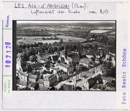 Vorschaubild Les-Aix-d'Angillon: Pfarrkirche Saint-Germain, Luftbild von Nordosten 